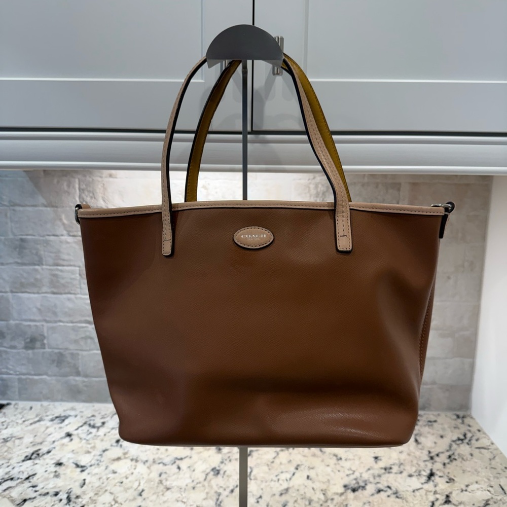 Coach EUC Brown Leather Tote w/Contrasting Tan Handles - Picture 1 of 7